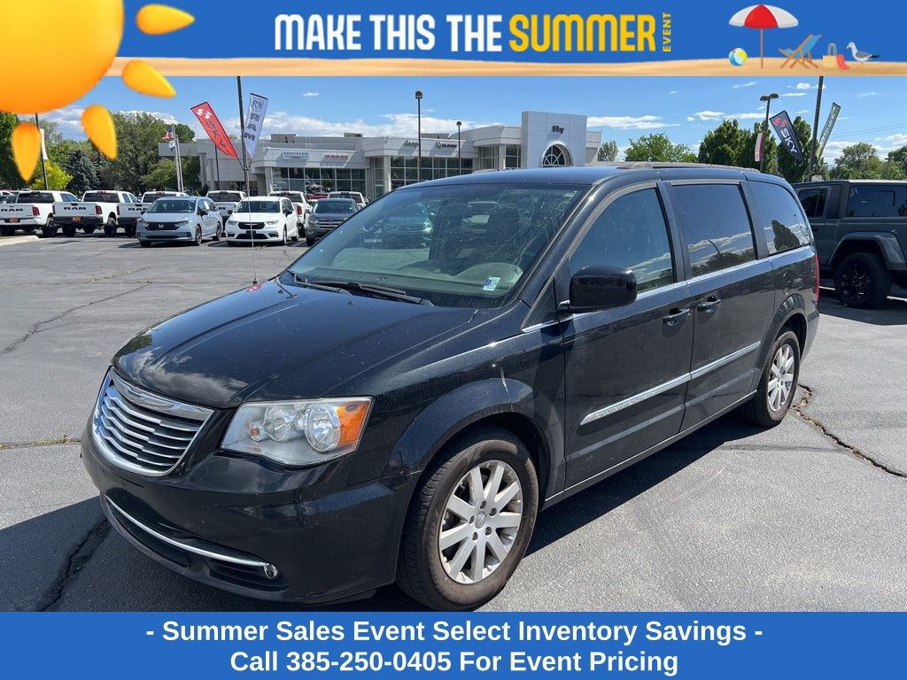 2016 Chrysler Town & Country Touring's photo