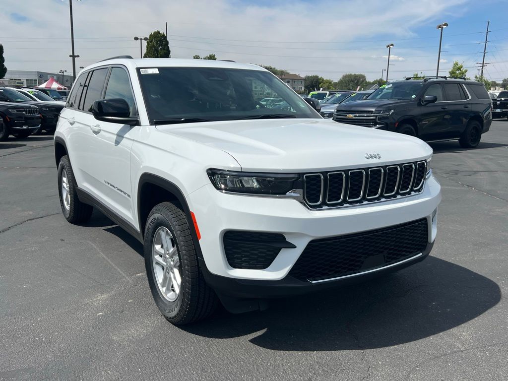 2025 Jeep Grand Cherokee Laredo photo 3