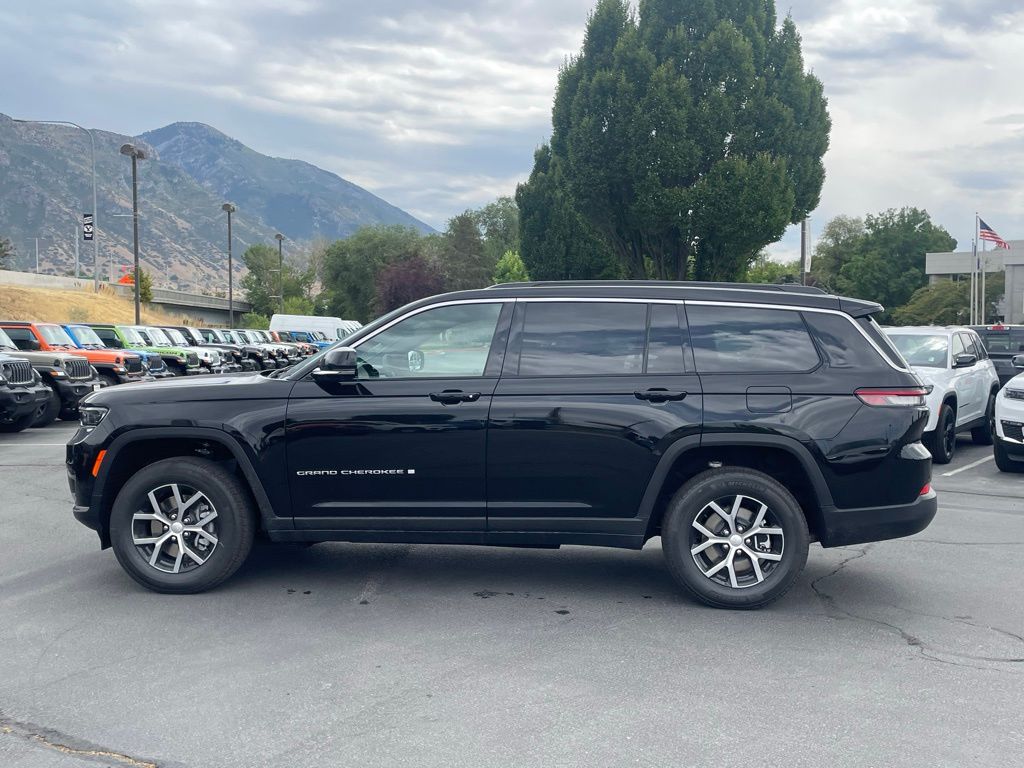 2025 Jeep Grand Cherokee Limited photo 2