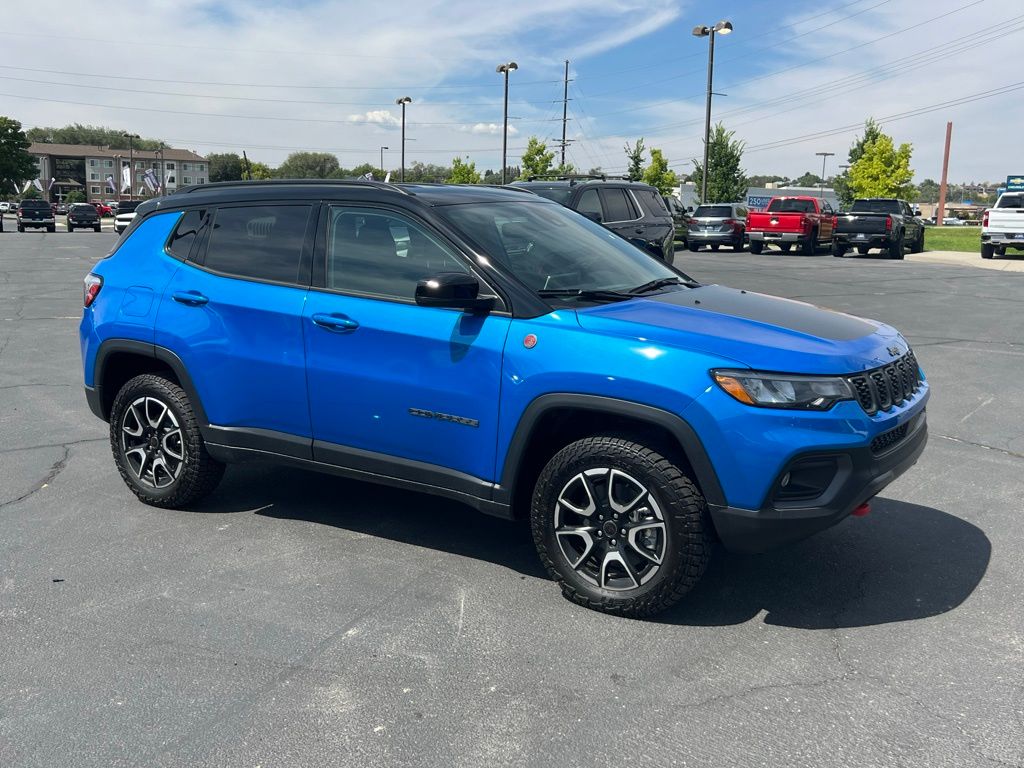 2025 Jeep Compass Trailhawk photo 2