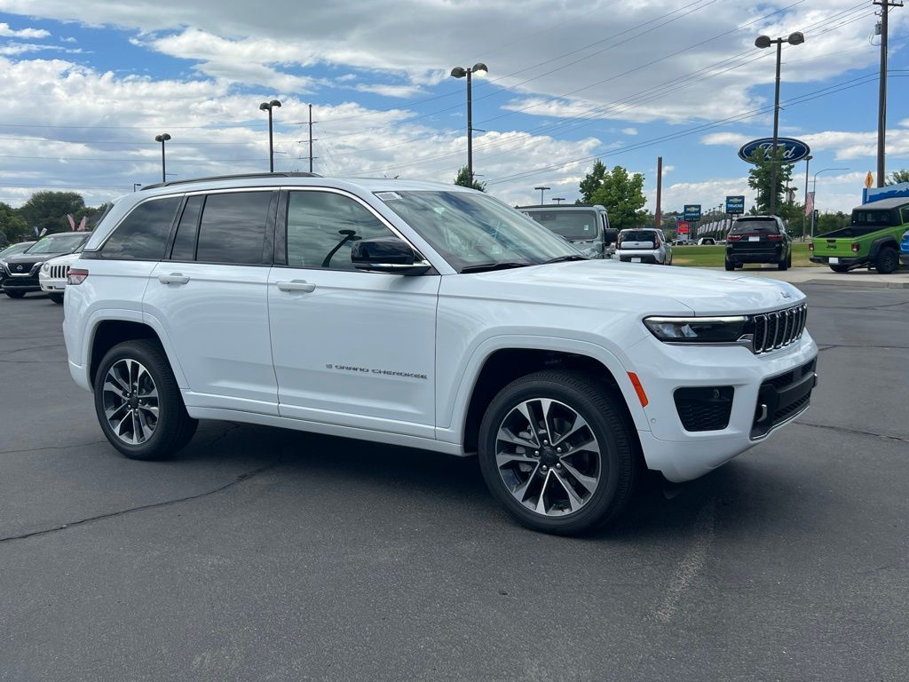 2025 Jeep Grand Cherokee Overland photo 2
