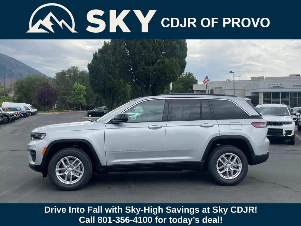 2025 Jeep Grand Cherokee Laredo photo 2
