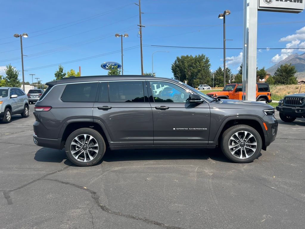 2025 Jeep Grand Cherokee Overland photo 4