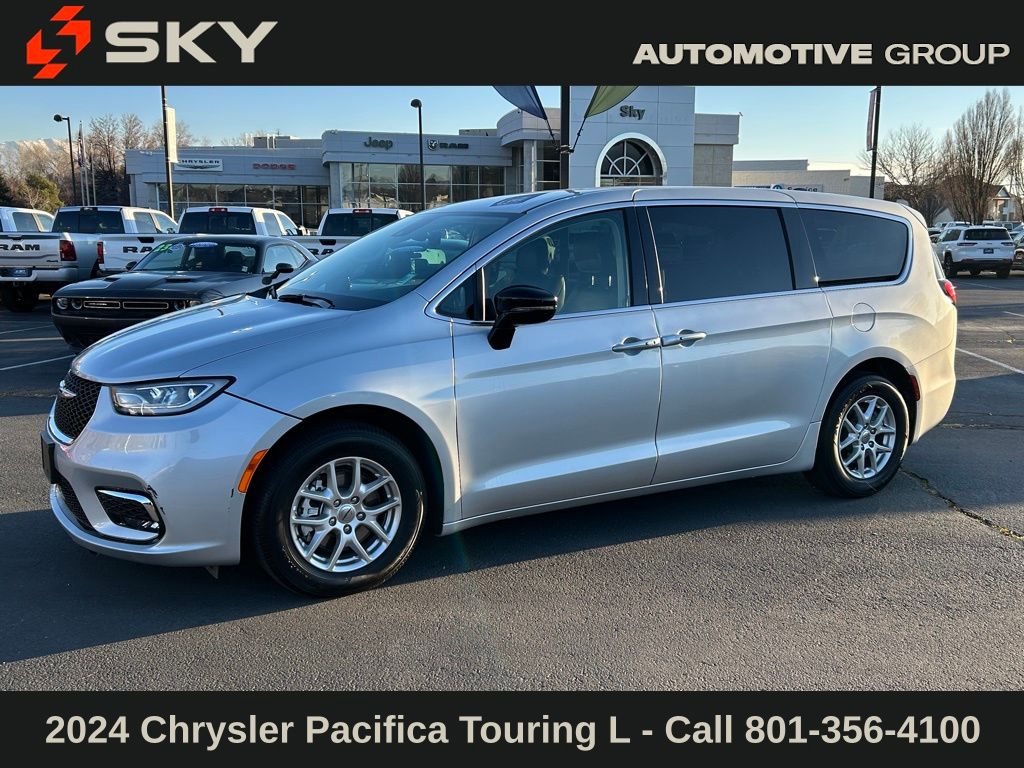 2024 Chrysler Pacifica Touring L's photo