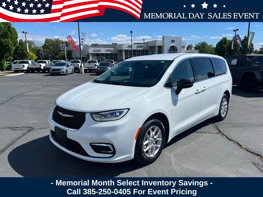 2024 Chrysler Pacifica Touring L's photo