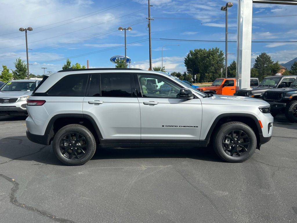 2025 Jeep Grand Cherokee Altitude X photo 2