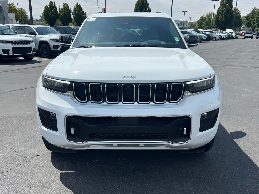 2025 Jeep Grand Cherokee Overland photo 2