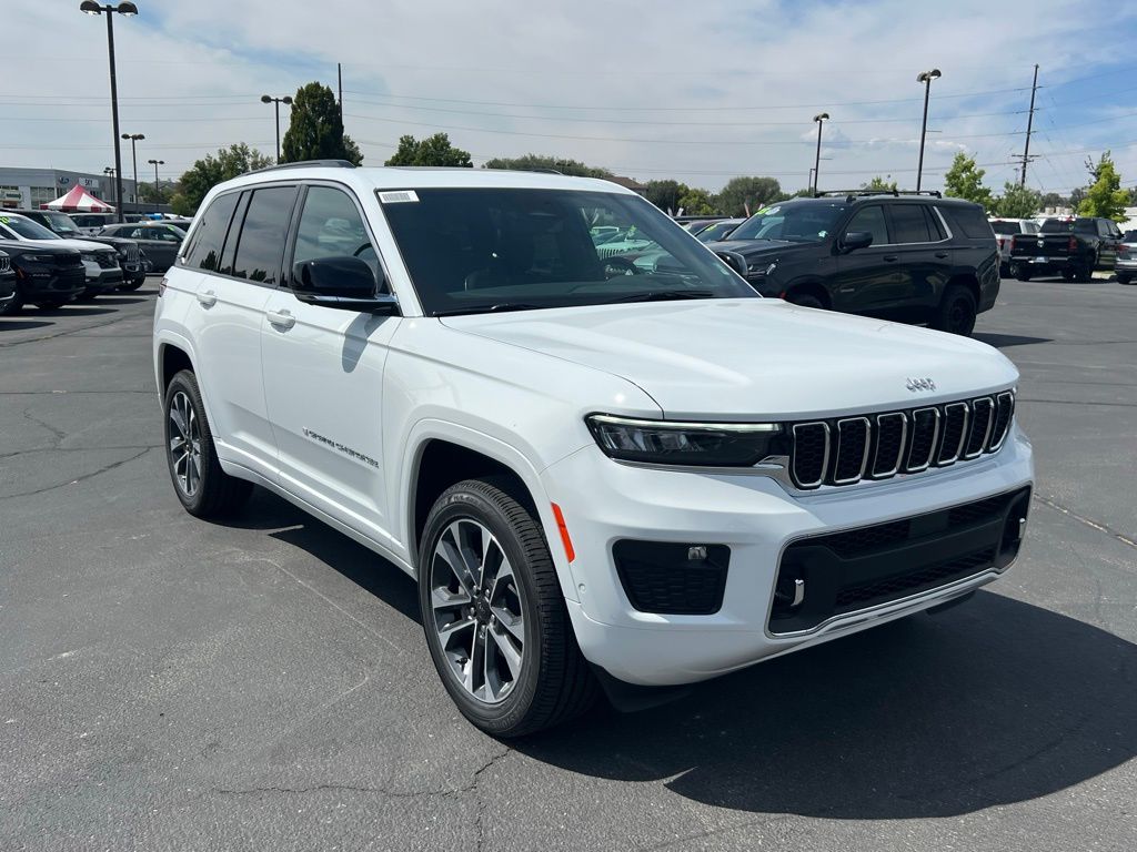 2025 Jeep Grand Cherokee Overland photo 3