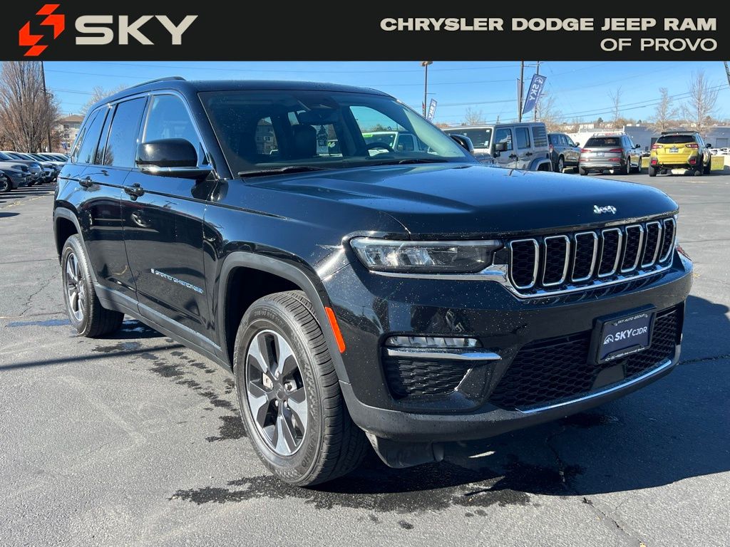 2023 Jeep Cherokee Base photo 2