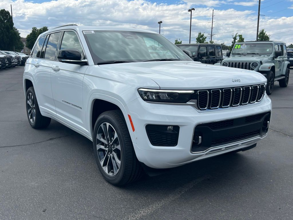 2025 Jeep Grand Cherokee Overland photo 3