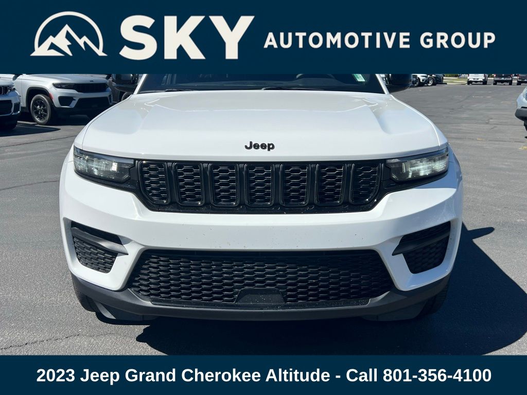 2023 Jeep Grand Cherokee Laredo photo 2