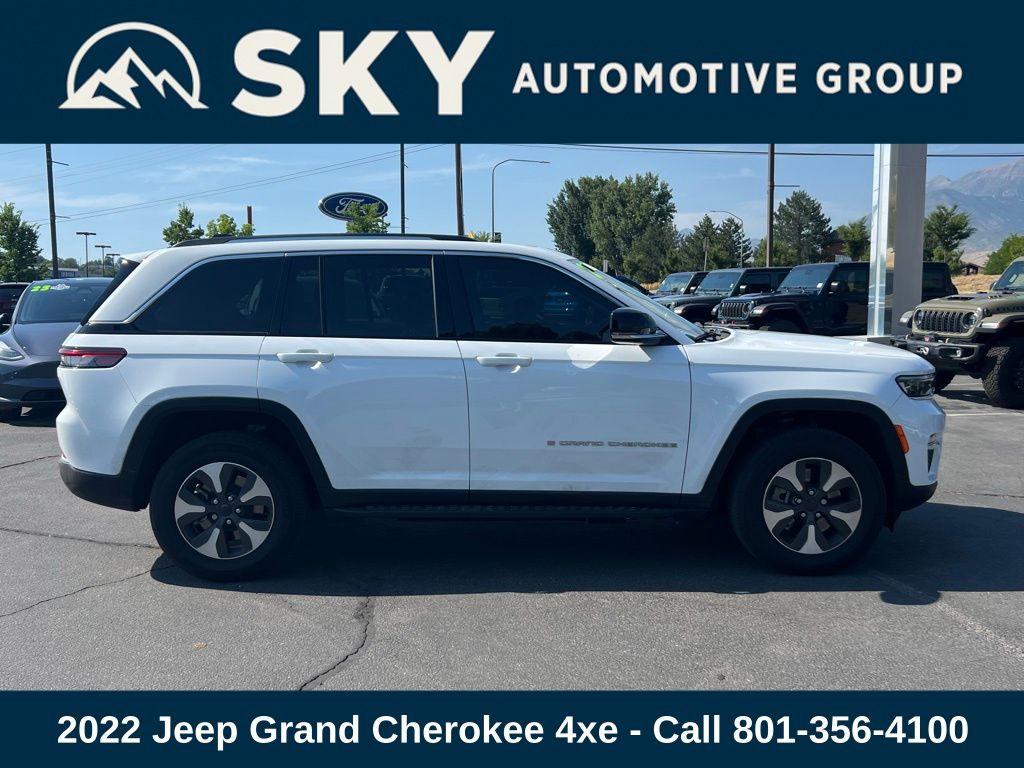 2022 Jeep Cherokee Base photo 2