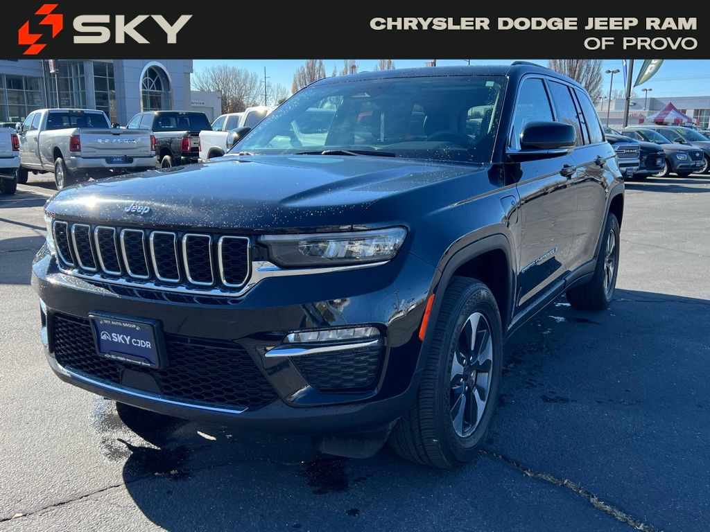 2023 Jeep Cherokee Base photo 4