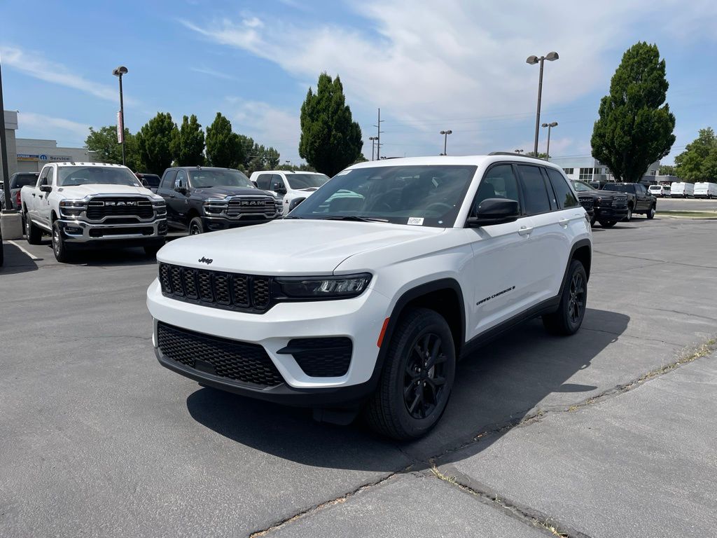 2025 Jeep Grand Cherokee Altitude photo 3