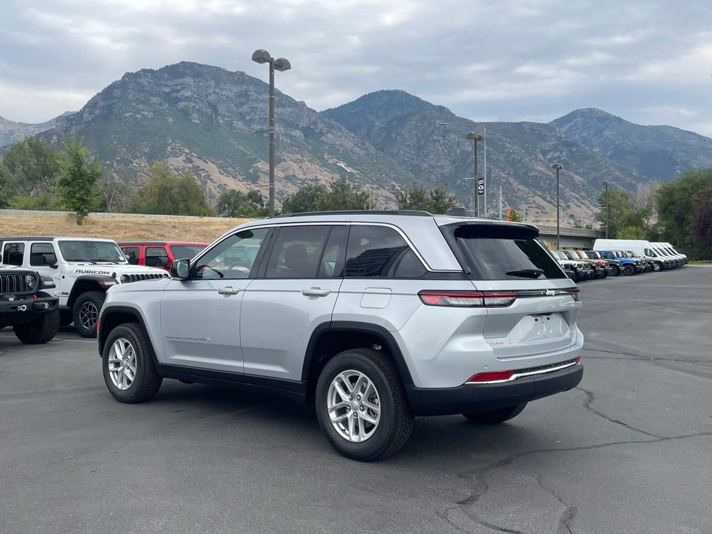 2025 Jeep Grand Cherokee Laredo photo 4