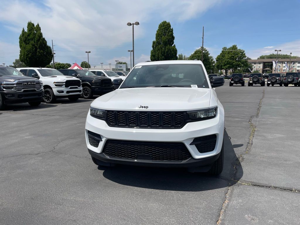 2025 Jeep Grand Cherokee Altitude photo 4