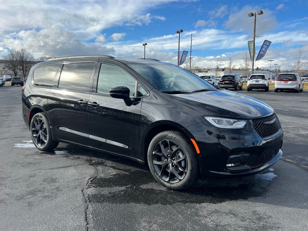 New 2026 Chrysler Pacifica Limited Passenger Van