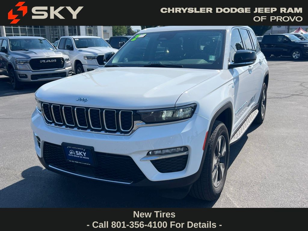 2022 Jeep Cherokee Base photo 2