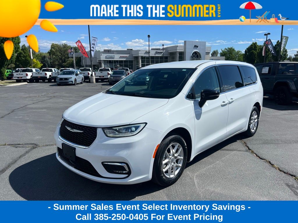 2024 Chrysler Pacifica Touring L's photo
