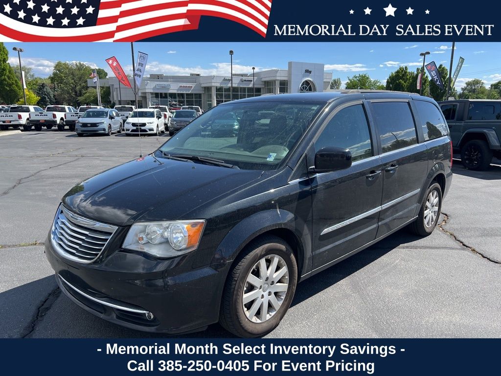 2016 Chrysler Town & Country Touring's photo