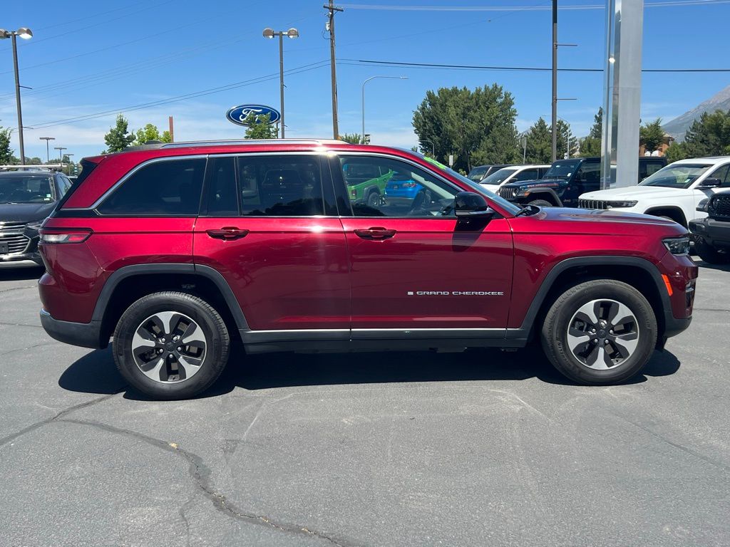 2023 Jeep Cherokee Base photo 4