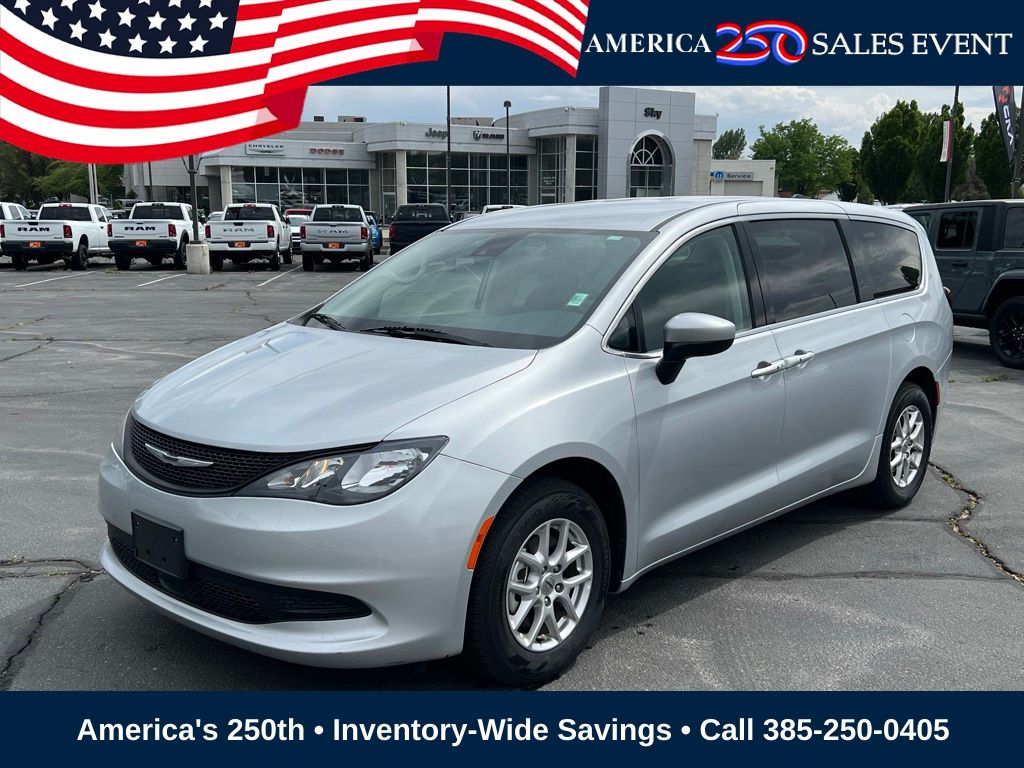 2023 Chrysler Voyager LX's photo