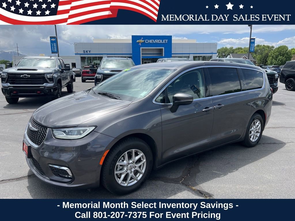 2023 Chrysler Pacifica Touring L's photo