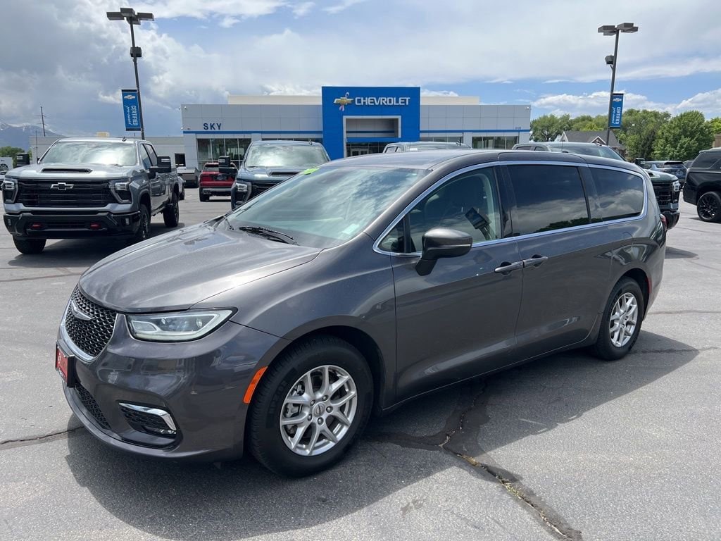 2023 Chrysler Pacifica Touring L's photo