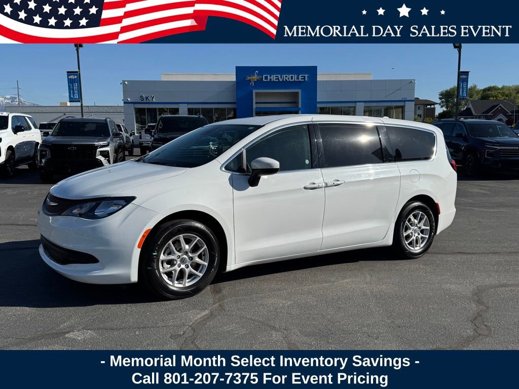 2023 Chrysler Voyager LX's photo