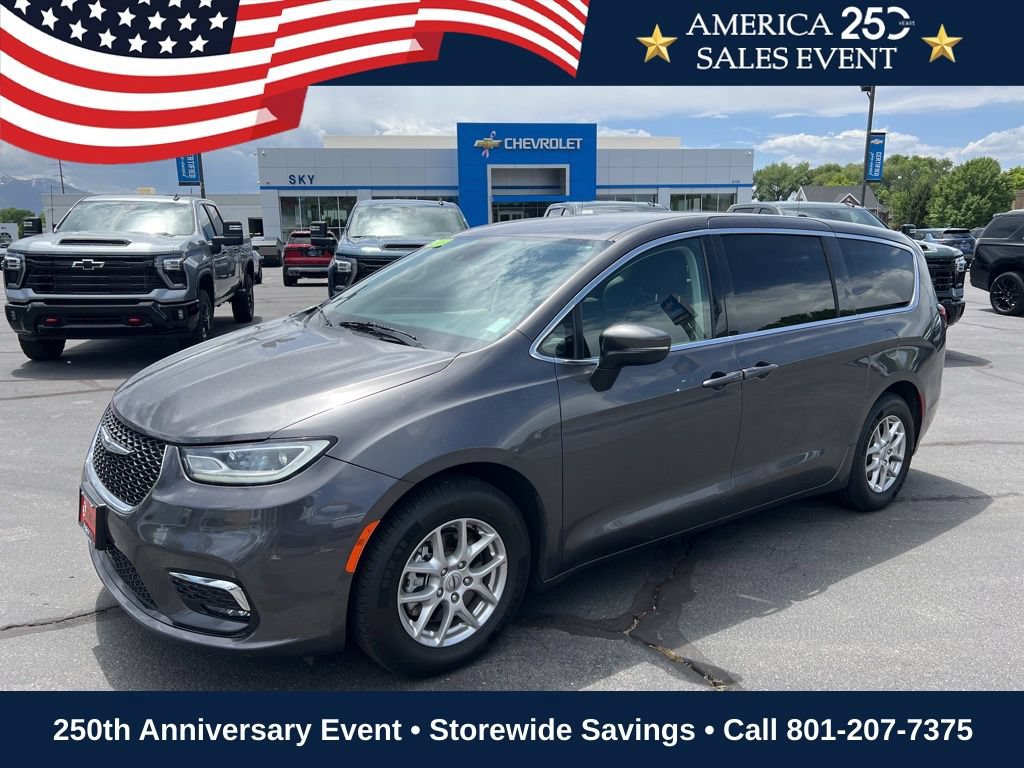 2023 Chrysler Pacifica Touring L's photo