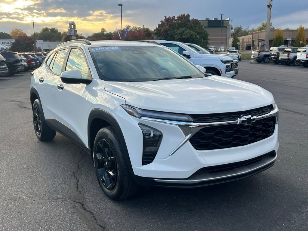 2025 Chevrolet Trax LT photo 4