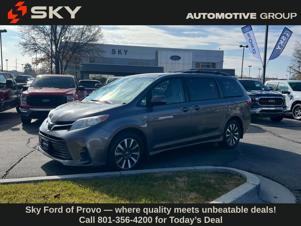 2020 Toyota Sienna LE's photo