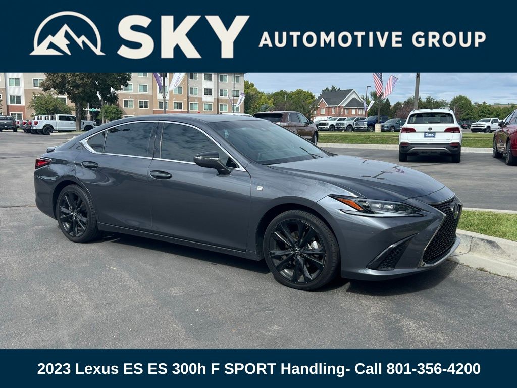 2023 Lexus ES 300h photo 3