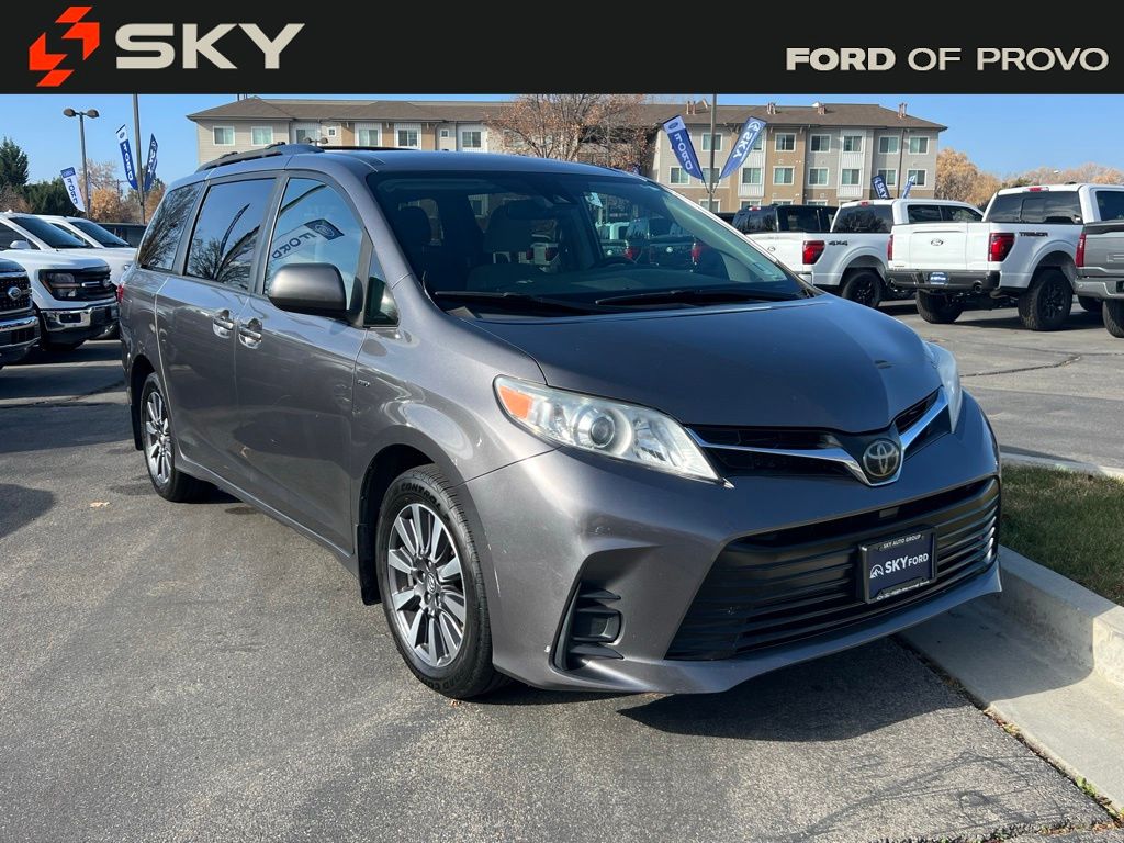 2020 Toyota Sienna LE photo 3