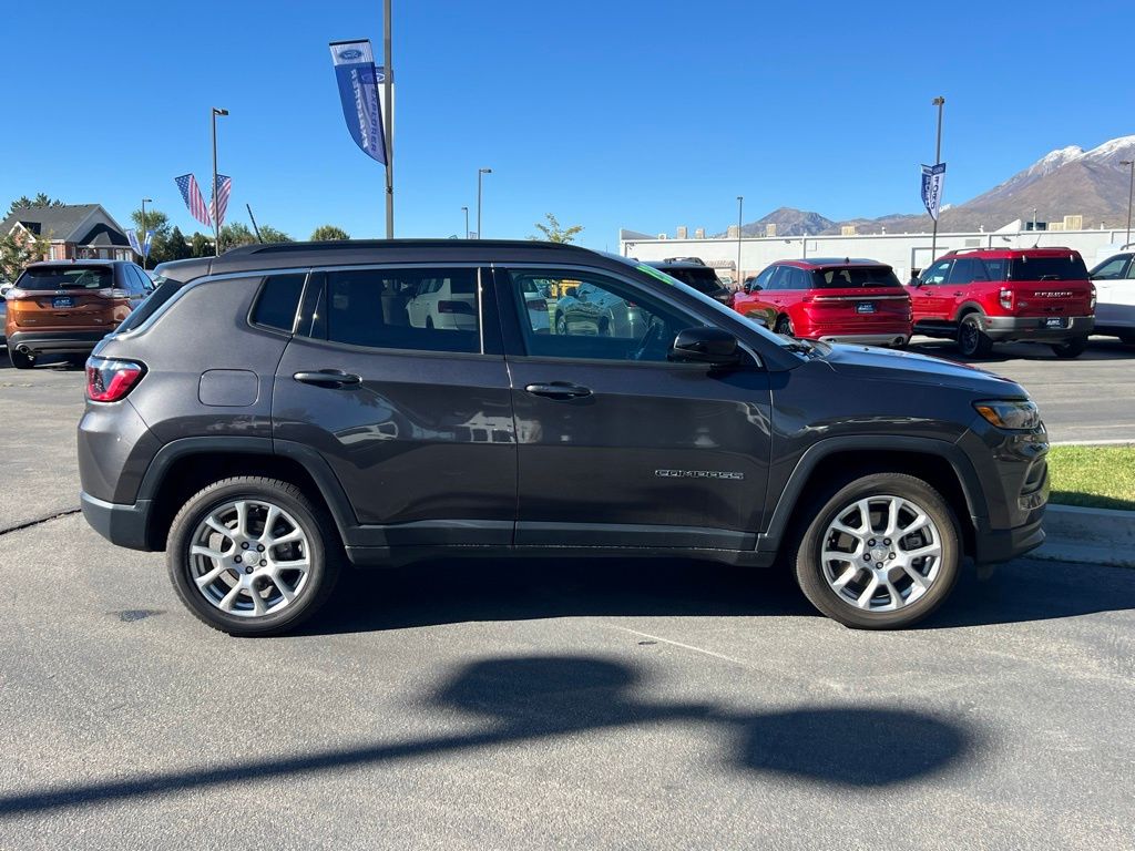 2023 Jeep Compass Latitude Lux photo 2