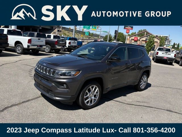 2023 Jeep Compass Latitude Lux photo 3