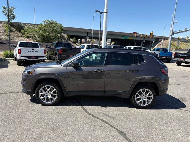 2023 Jeep Compass Latitude Lux photo 4