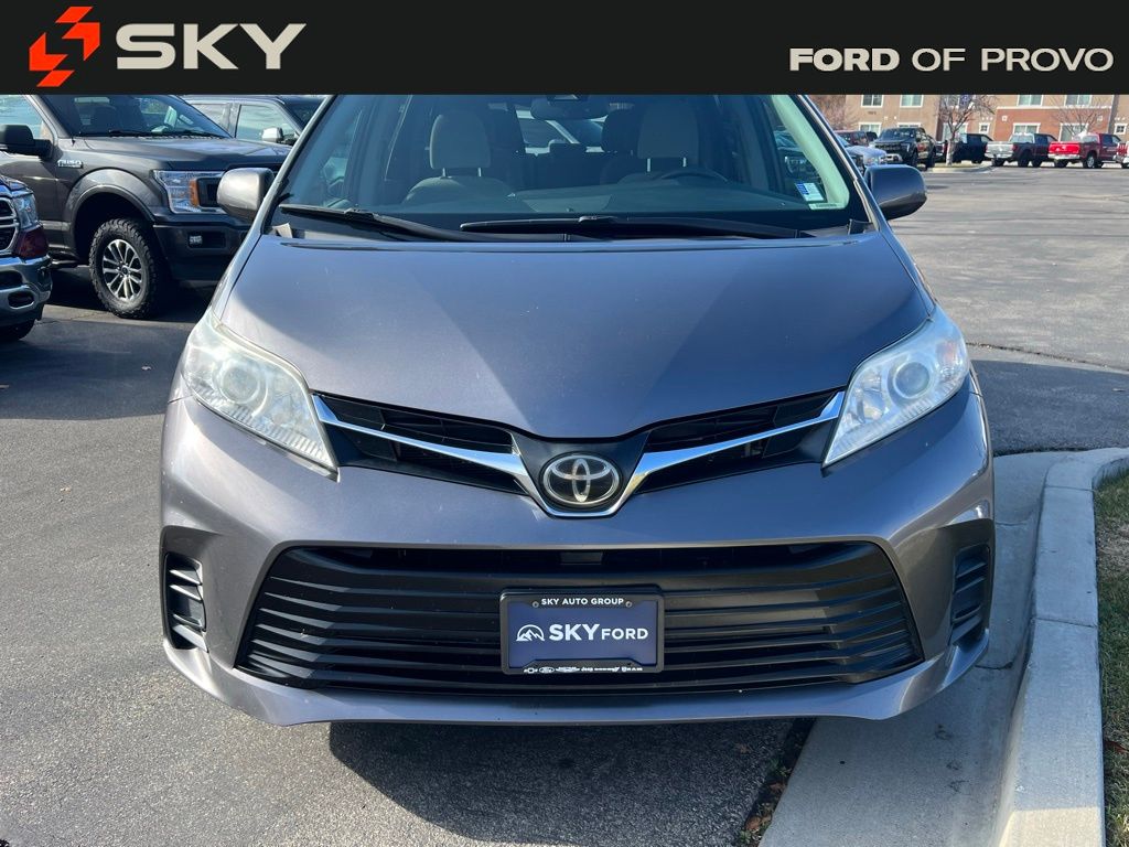2020 Toyota Sienna LE photo 4