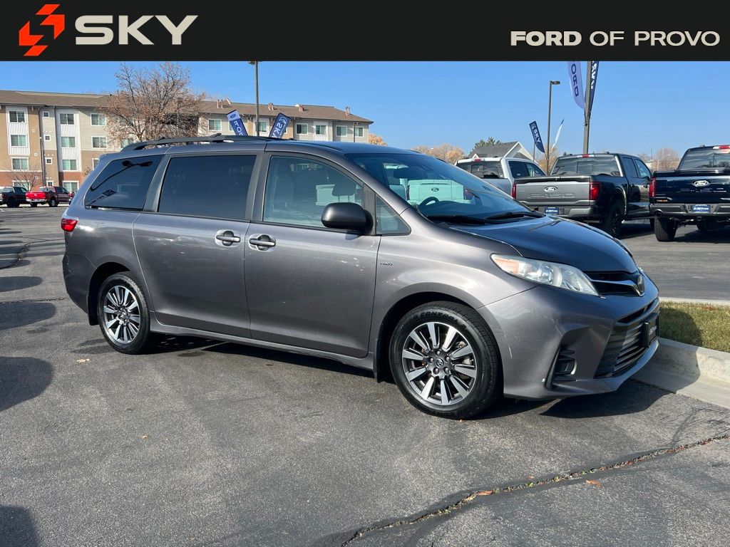 2020 Toyota Sienna LE photo 2