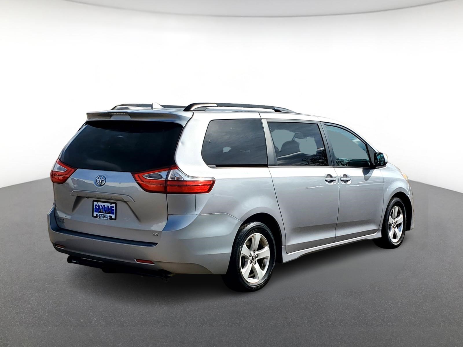 2018 Toyota Sienna LE photo 3