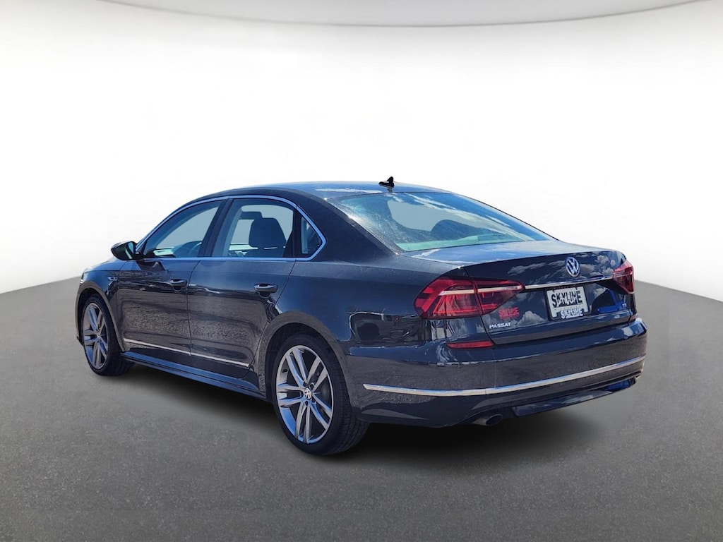 Used 2017 Volkswagen Passat R-Line w/Comfort Pkg Auto 4dr Car