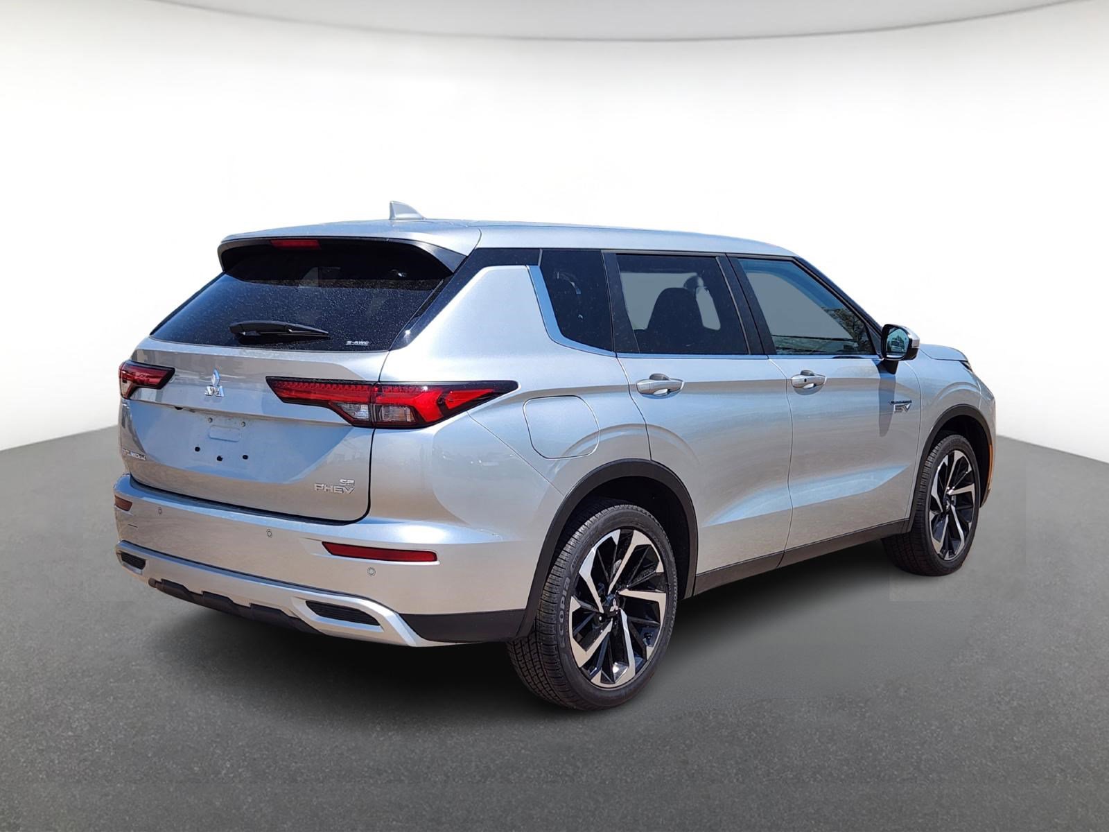 2025 Mitsubishi Outlander PHEV SE S-AWC photo 3