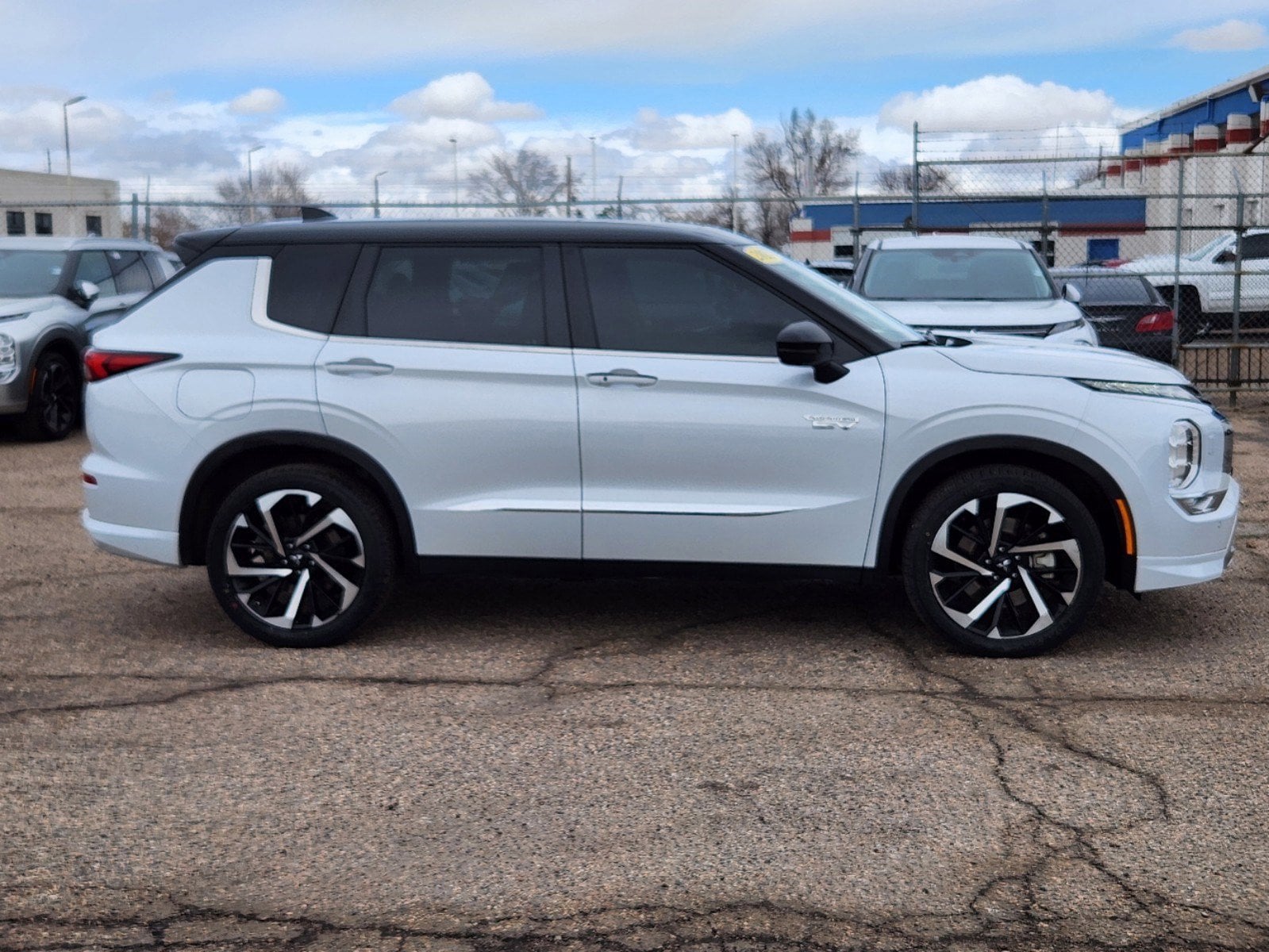 Used 2023 Mitsubishi Outlander Plug-In Hybrid SE with VIN JA4T5UA90PZ021515 for sale in Thornton, CO