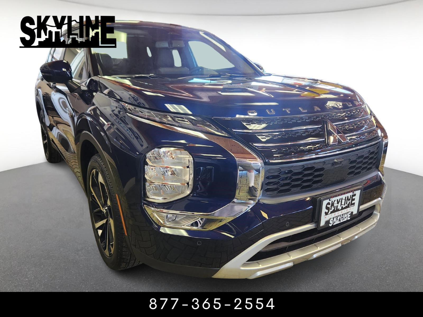 2025 Mitsubishi Outlander Plug-in Hybrid SE's photo