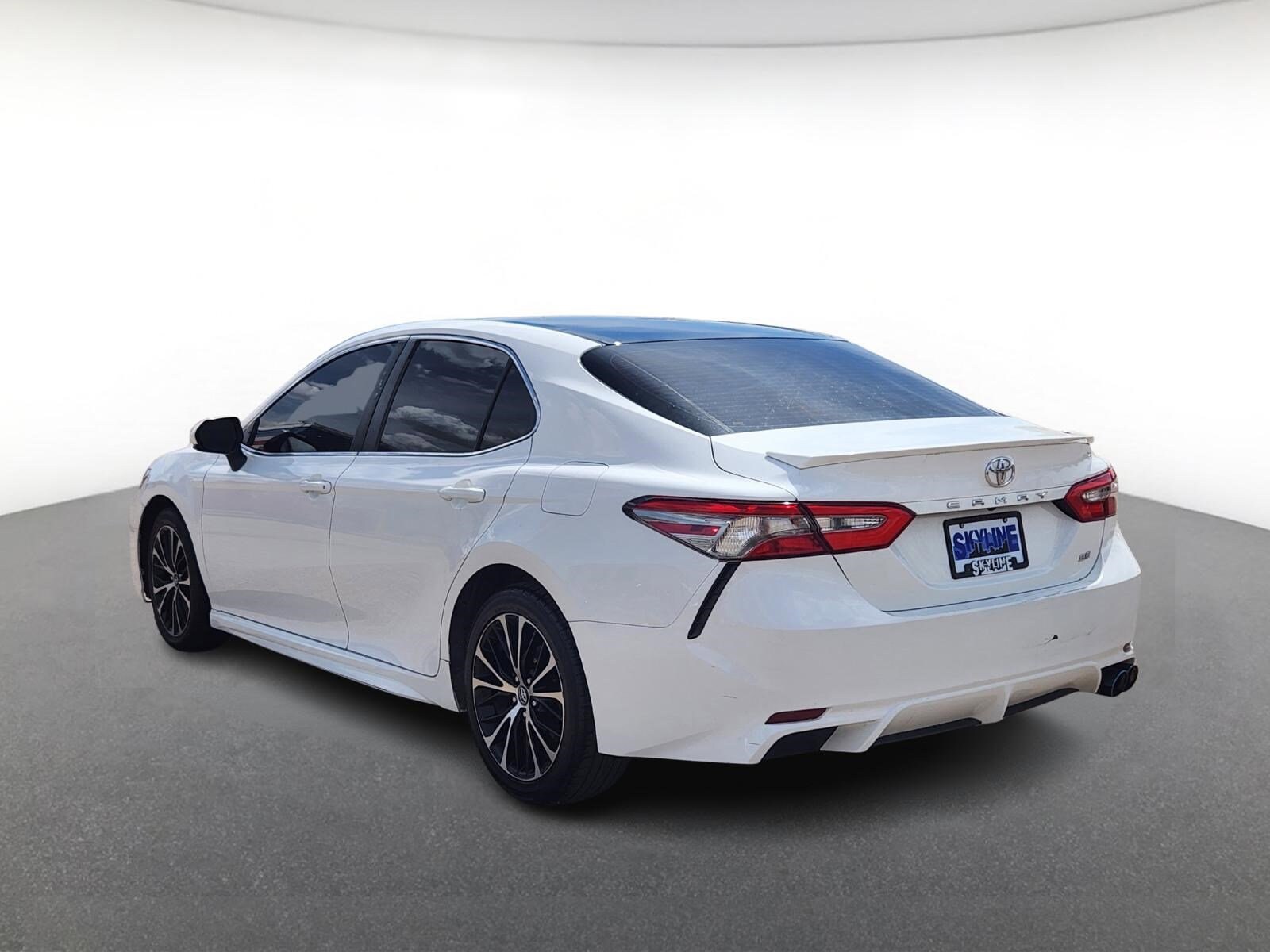 2018 Toyota Camry SE photo 4