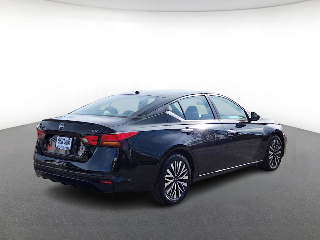 Used 2023 Nissan Altima 2.5 SV Sedan 4dr Car