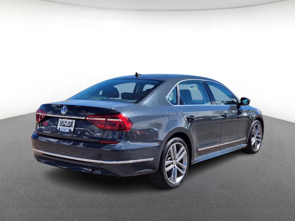 Used 2017 Volkswagen Passat R-Line w/Comfort Pkg Auto 4dr Car