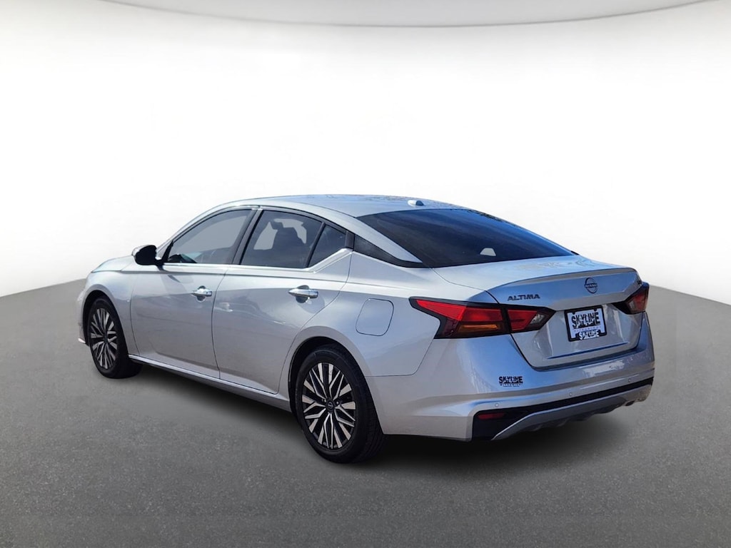 Used 2023 Nissan Altima 2.5 SV Sedan 4dr Car