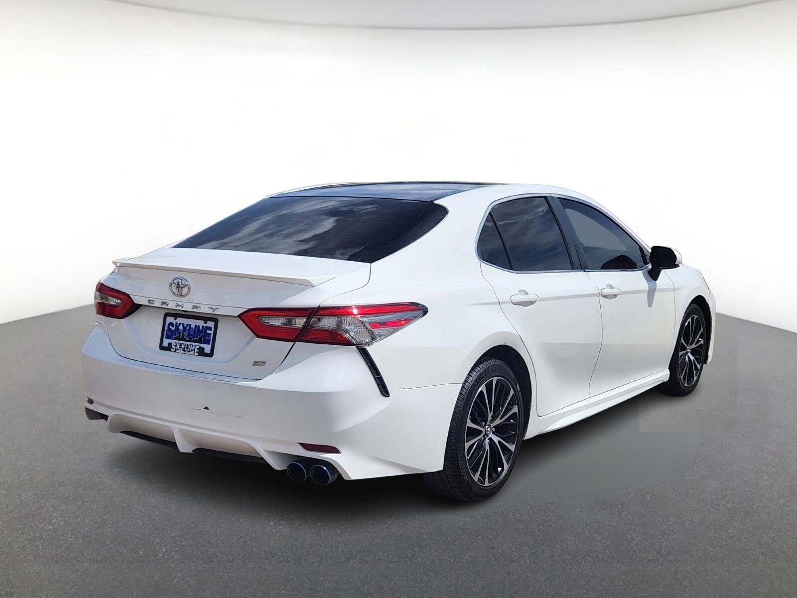 2018 Toyota Camry SE photo 3