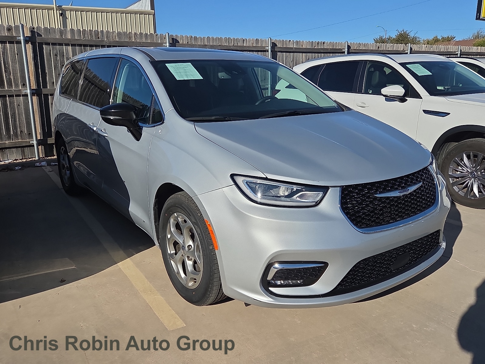 2024 Chrysler Pacifica Limited's photo